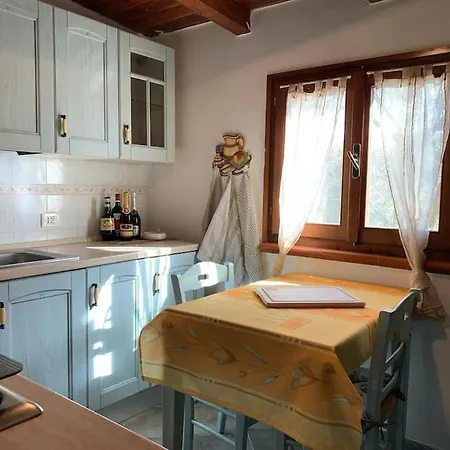 Casa Sospesa Tra Campagna E Mare